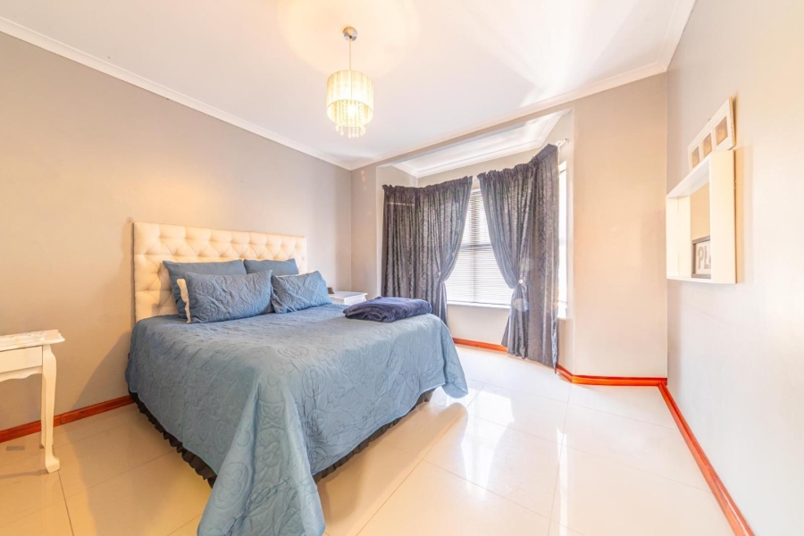 To Let 5 Bedroom Property for Rent in Loevenstein Western Cape